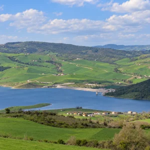 04_lago_colline_verdi