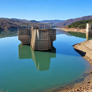 09_torre_riflessa_lago